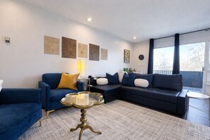 Smart TV, table tennis, books - Old Town Condo Near CSU | Pool, Sauna, Gym & Bikes (Fort Collins)