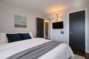 Una scrivania, ferro/asse da stiro, culla da viaggio, accesso a Internet