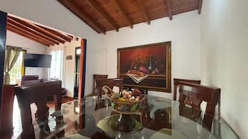 Family Apartment, Partial Lake View | Dining room