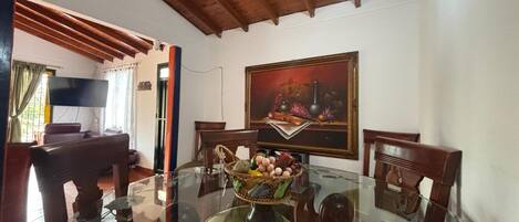 Familieleilighet, delvis utsikt mot innsjø | Spisestue