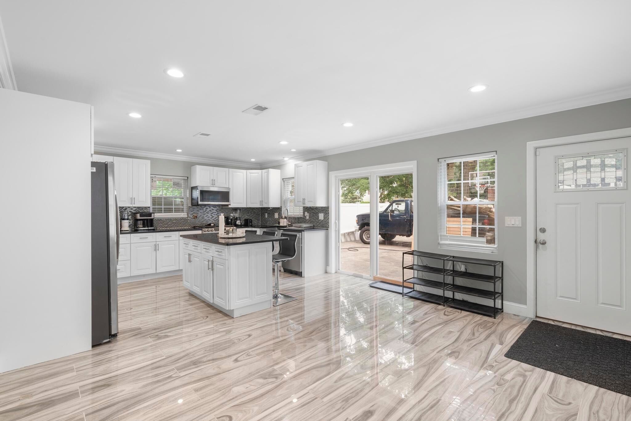 Een koelkast, een magnetron, een oven, een kookplaat