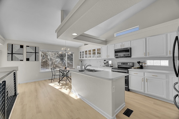 Microondas, horno, parrilla de estufa y lavavajillas