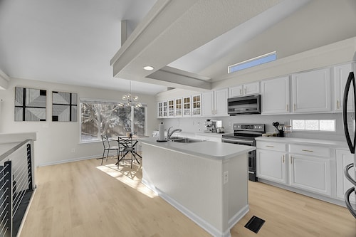 Welcome to your Denver Getaway!
Stay in a cozy modern 3- Bedroom 2.5-Bath Home.