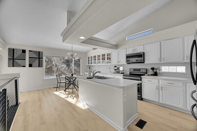 Welcome to your Denver Getaway!
Stay in a cozy modern 3- Bedroom 2.5-Bath Home.