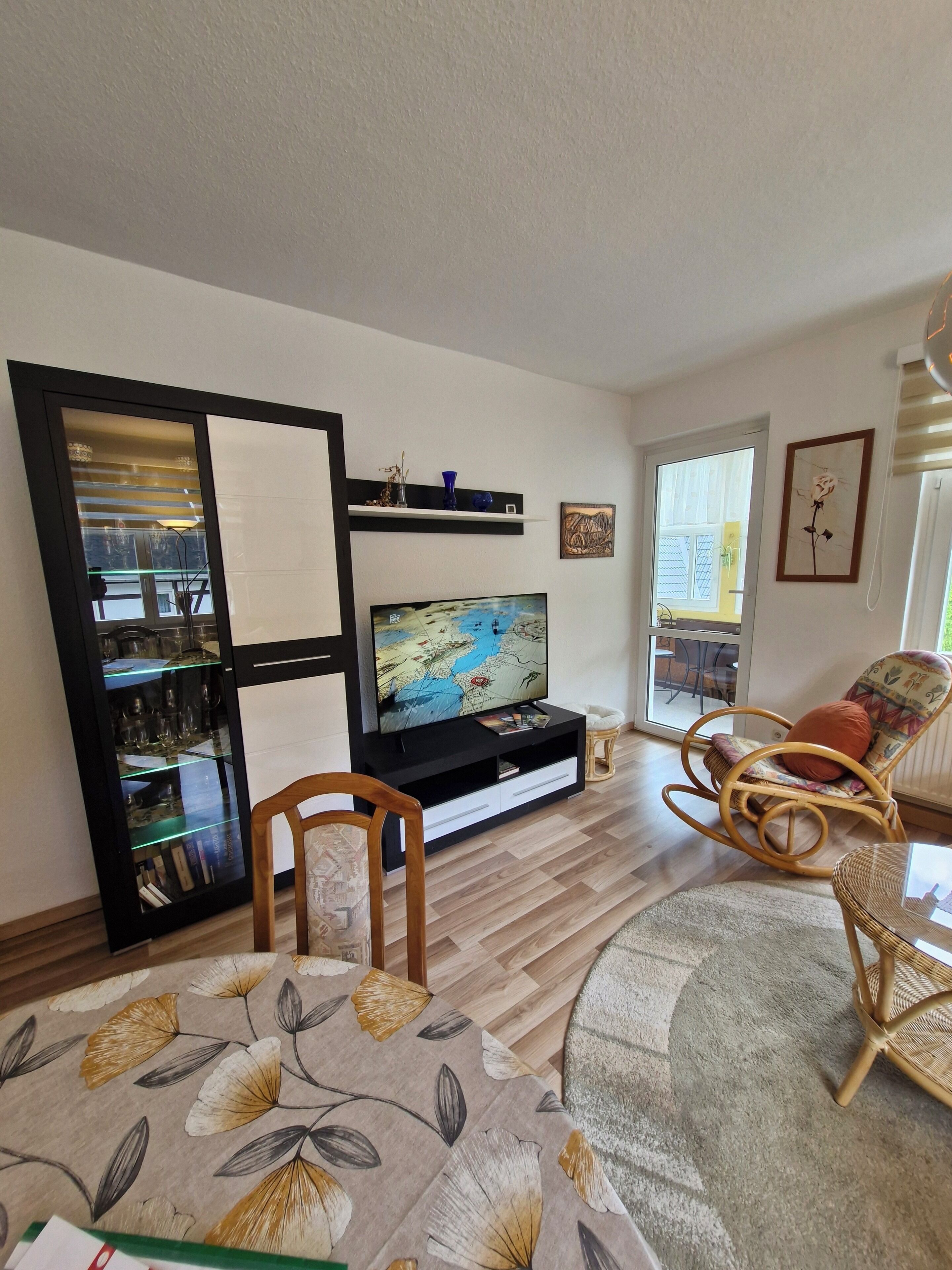 智能電視、乒乓球設施、書籍