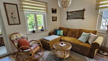 TV connectée, table de tennis de table, livres