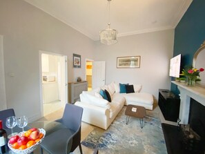 TV, fireplace - Spacious, dog friendly, 2 bed apartment a short distance from Torquay seafront and beaches. (Torquay)