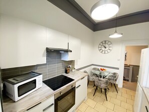 Redcliffe Apartment B, Torquay  - Kitchen - Spacious, dog friendly, 2 bedroom family accommodation short distance from seafront and beaches. (Torquay)