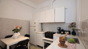Fridge, oven, coffee/tea maker, electric kettle - Mykonos Townhouse Gem (Mykonos)