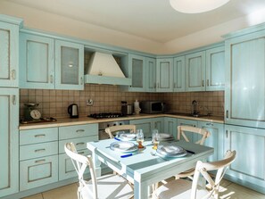 Kühlschrank, Mikrowelle, Ofen, Geschirrspüler