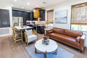 Living area - Beach Fun Carriage House (Santa Rosa Beach)