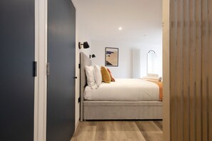1 slaapkamer, een bureau, een strijkplank/strijkijzer
