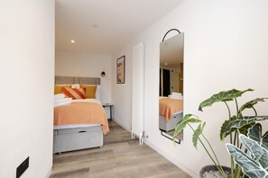 1 slaapkamer, een bureau, een strijkplank/strijkijzer