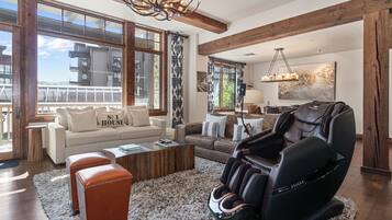 Een televisie, een open haard en boeken