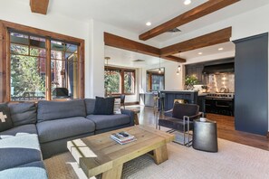 Fernseher, Kamin, Bücher