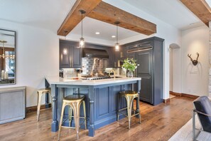 Kühlschrank, Mikrowelle, Ofen, Wasserkocher mit Kaffee-/Teezubehör