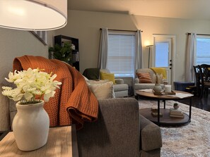 Smart TV - Pet-Friendly 3BR | Fire Pit & Games Near Sea World (San Antonio)