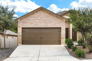 Exterior - Pet-Friendly 3BR | Fire Pit & Games Near Sea World (San Antonio)