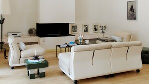 A modern living room with a sofa, a coffee table, and a TV stand. - Villa Ortensa - à Hossegor - With swimming pool (Soorts-Hossegor)