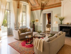 Amplia sala de estar con chimenea, una mesa de centro y un sofá.