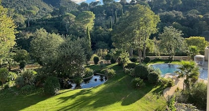 Château de Collias – 8 Bedrooms • 3 Lounges • Pool • Park • Uzès-Pont du Gard