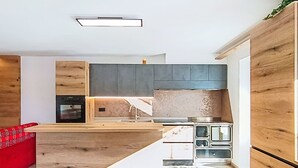 Fridge, oven, dishwasher, cookware/dishes/utensils