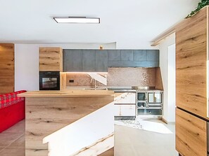 Kühlschrank, Ofen, Geschirrspüler, Kochgeschirr/Geschirr/Besteck