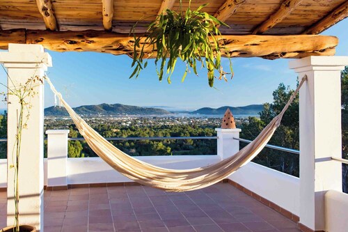 Villa with fantastic views of the blue sea, the salt flats and Formentera