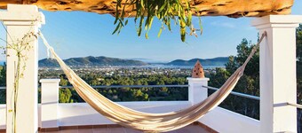 Villa with fantastic views of the blue sea, the salt flats and Formentera