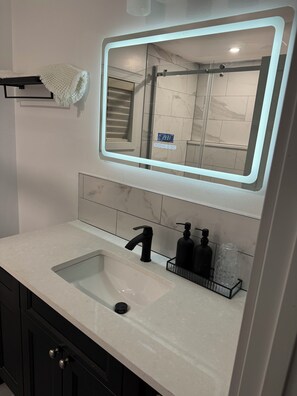 Bruser, hårtørrer, bidet, håndklæder