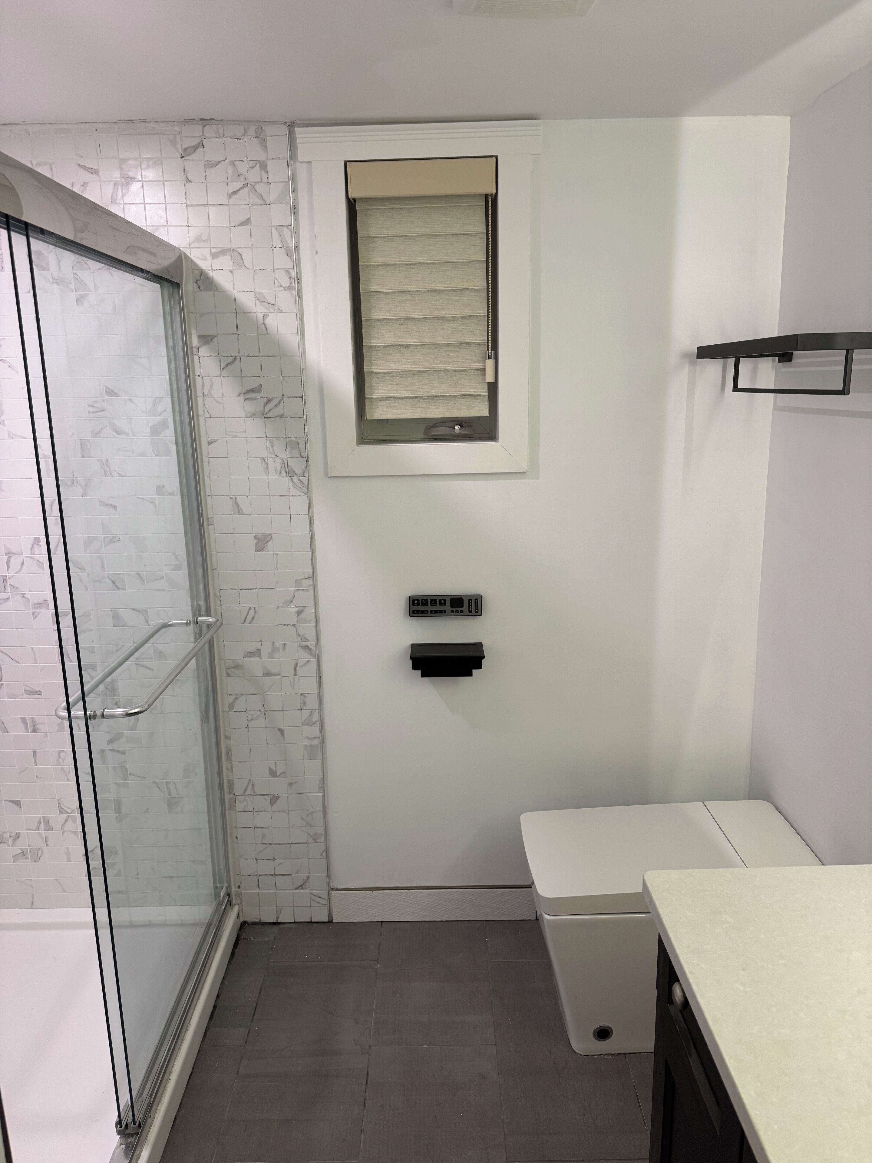 Douche, séchoir à cheveux, bidet, serviettes fournies