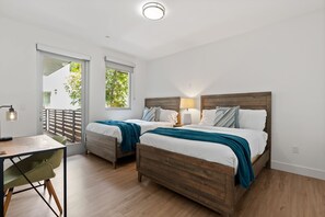 2 Schlafzimmer, Schreibtisch, Bügeleisen/Bügelbrett, Reisekinderbett