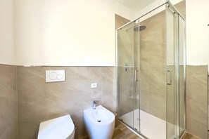Shower, bidet, towels - Angiolina - Rocchette - by Alfareal (Castiglione della Pescaia)