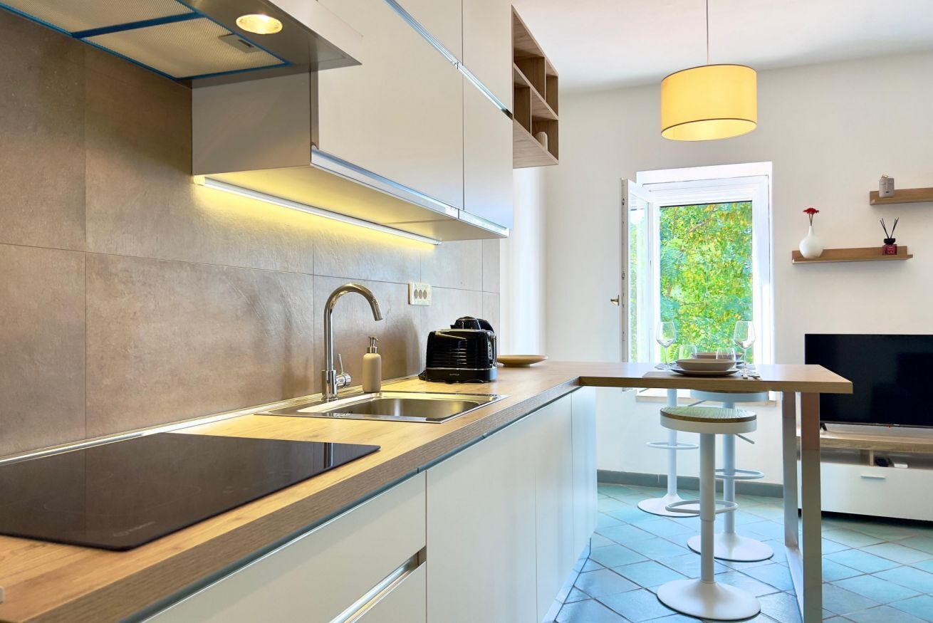 Geladeira, micro-ondas, cooktop, torradeira