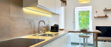 Geladeira, micro-ondas, cooktop, torradeira