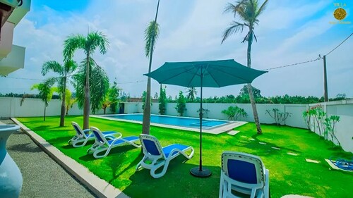 Villa Noble Horizon - Tranquil 2-Bedroom Green Retreat Near the Sea