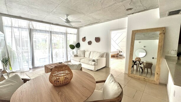 A modern living room with a sofa, a round wooden table, and a ceiling fan. - Paradise apartment 2 bedroom / 2 Baths with parking in vibrant Miami (Miami)