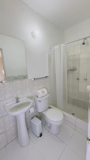 Standaard kamer, balkon, uitzicht op stad | Badkamer | Gratis toiletartikelen, handdoeken, zeep, shampoo