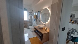 Secador de pelo, bidet, toallas, jabón
