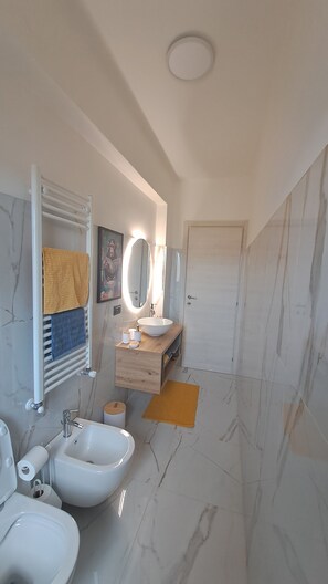 Hair dryer, bidet, towels, soap - Casa Adelaide close to MM3 Family sized new apartment (Milano)
