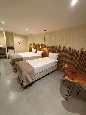 Comfort-Dreibettzimmer, Blick auf den Innenhof | Zimmersafe, Schreibtisch, laptopgeeigneter Arbeitsplatz