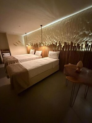 Quarto triplo conforto, vista para o pátio | Cofres nos quartos, escrivaninha, espaço de trabalho para notebook