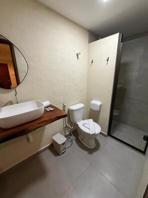 Comfort-Doppelzimmer, Blick auf den Innenhof | Badezimmer | Dusche, kostenlose Toilettenartikel, Handtücher, Seife