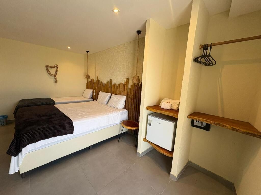 Quarto triplo luxo, vista para o mar | Cofres nos quartos, escrivaninha, espaço de trabalho para notebook