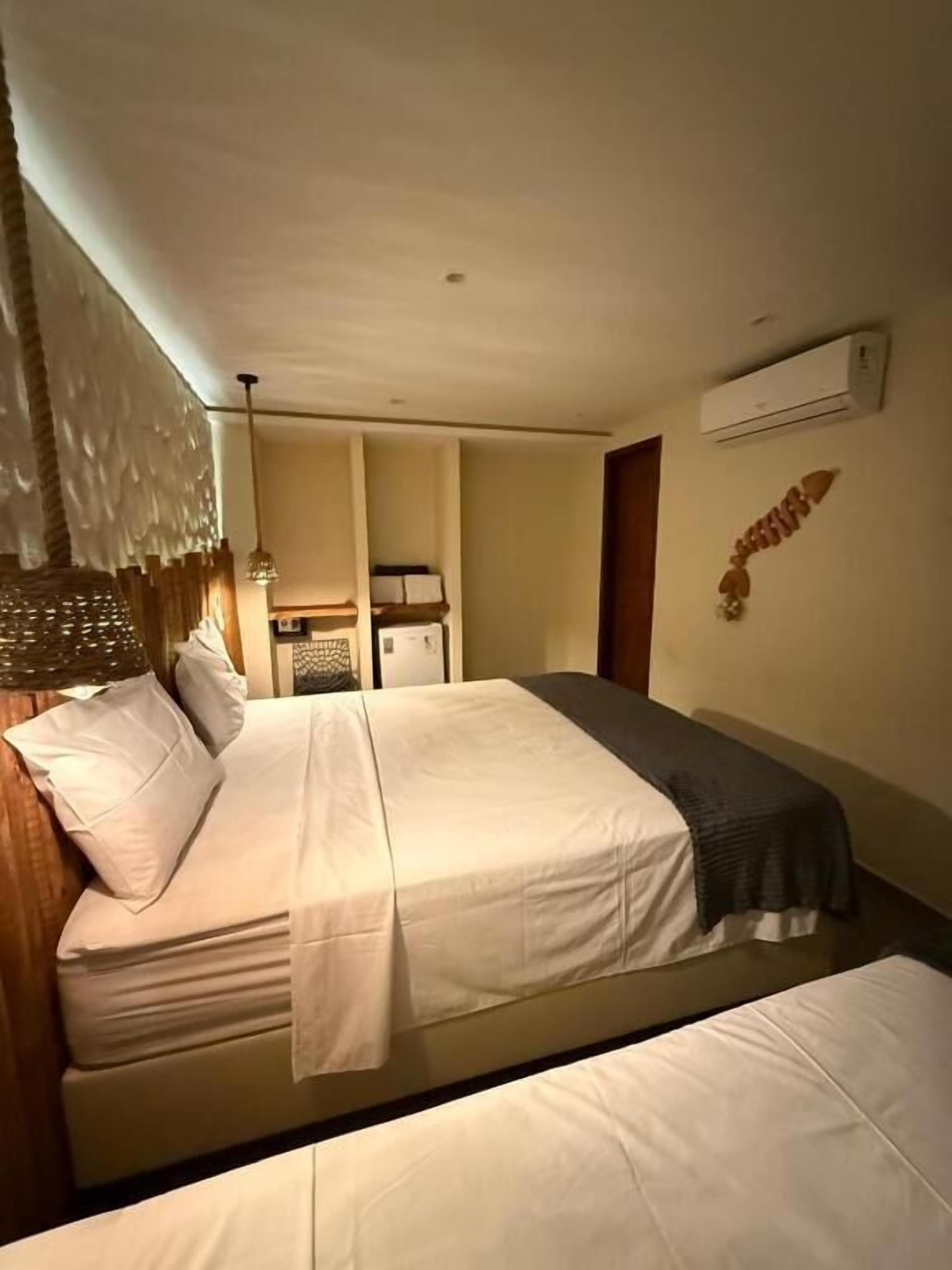 Quarto triplo conforto, vista para o pátio | Cofres nos quartos, escrivaninha, espaço de trabalho para notebook