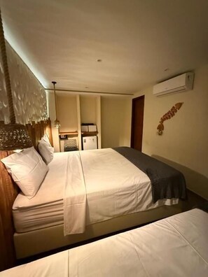 Quarto triplo conforto, vista para o pátio | Cofres nos quartos, escrivaninha, espaço de trabalho para notebook