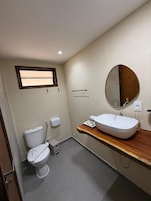 Een douche, gratis toiletartikelen, handdoeken, zeep