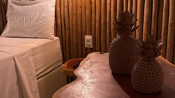 Um quarto com uma cama, uma mesa de madeira e uma parede com ripas verticais.