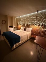 객실 내 금고, 책상, 노트북 작업 공간, 암막 커튼