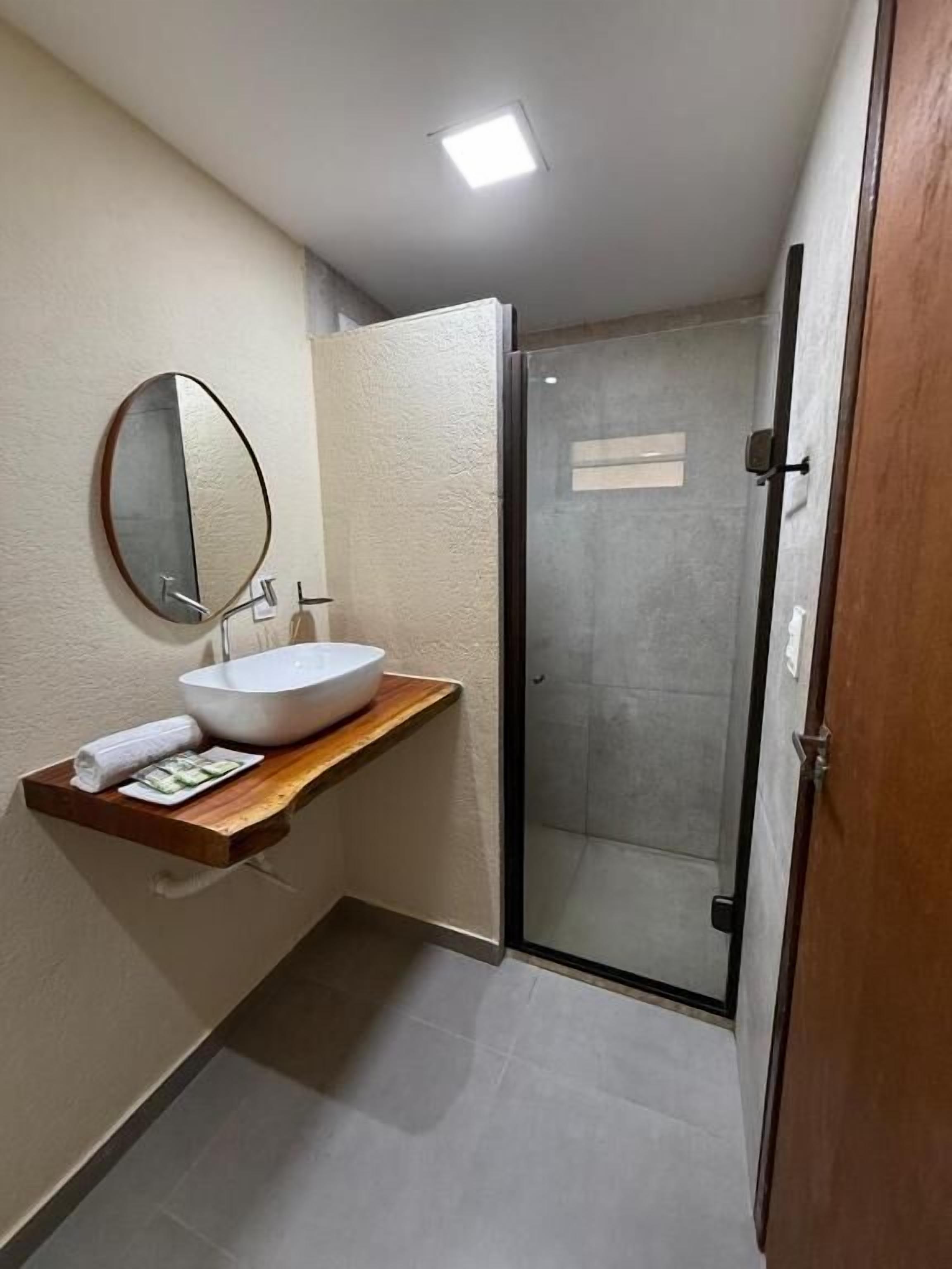 Chuveiro, produtos de toalete grátis, toalhas de banho, sabonete